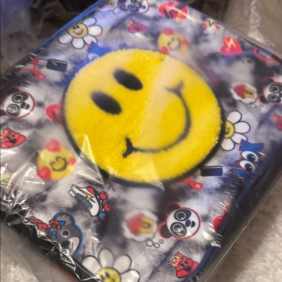 2/$10
Emoji Smiley Face lunch bag NWT - Picture 6 of 7
